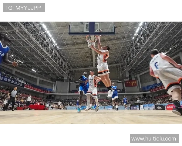 篮球明星与小篮球的精彩瞬间展现青春活力与运动魅力的完美结合